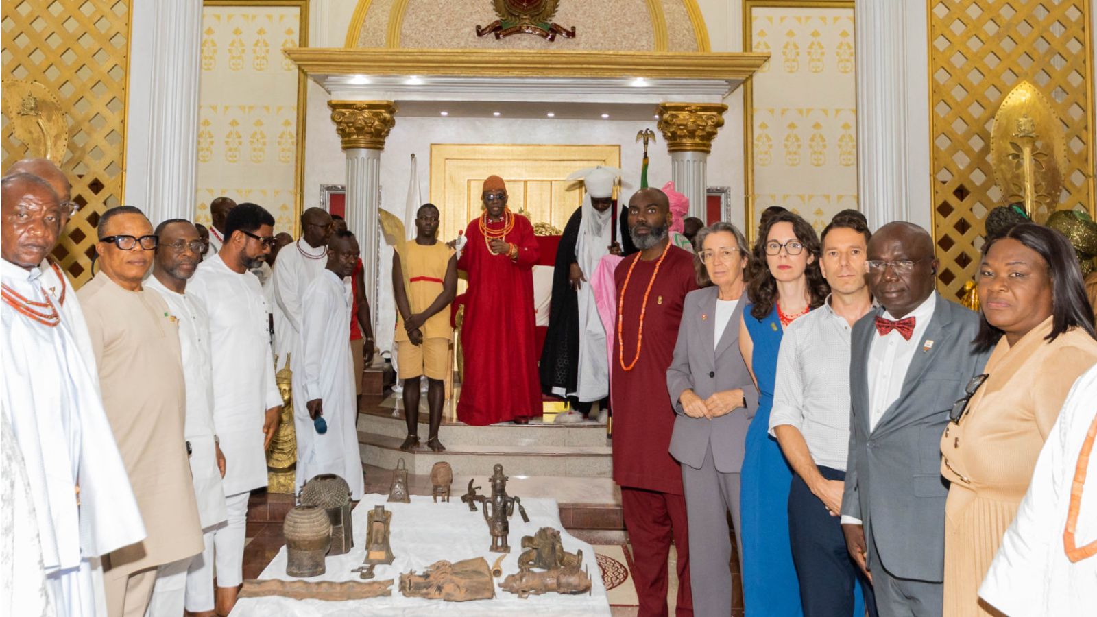 The ceremony united members of the royal family and local chiefs with representatives of youth organizations, the Governor’s Palace, the National Museum in Benin City and the National Commission for Museums and Monuments. Also present: Conny Camenzind, Consul General of Switzerland in Lagos (5th from right). (All images: Omoregie Osakpolor)
